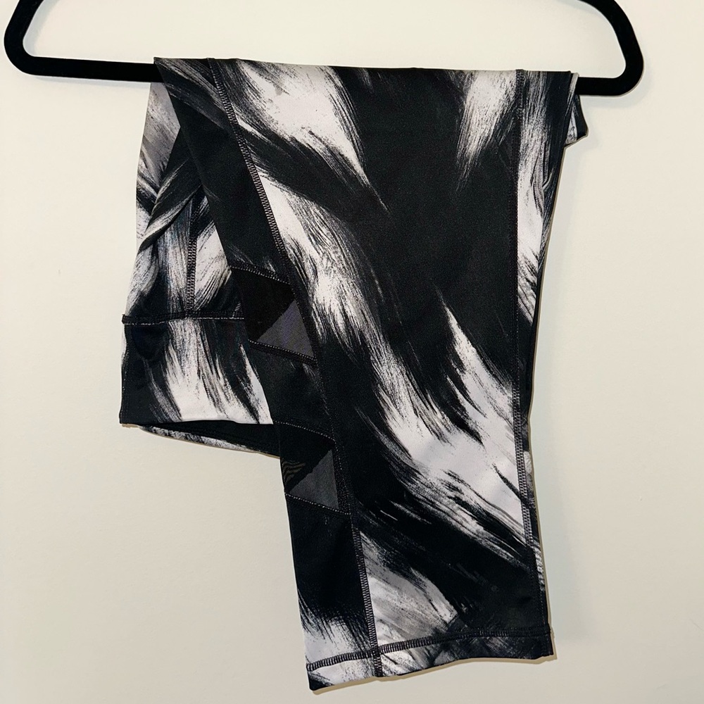 Capri length activewear leggings